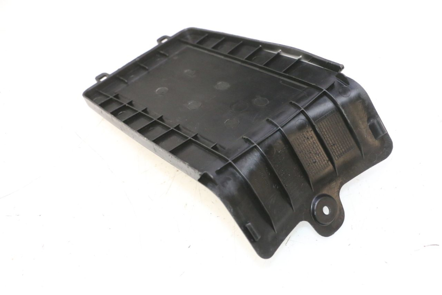 photo de BATTERY COVER PEUGEOT KISBEE 4T 50 (2023 - 2026) - Technical close-up