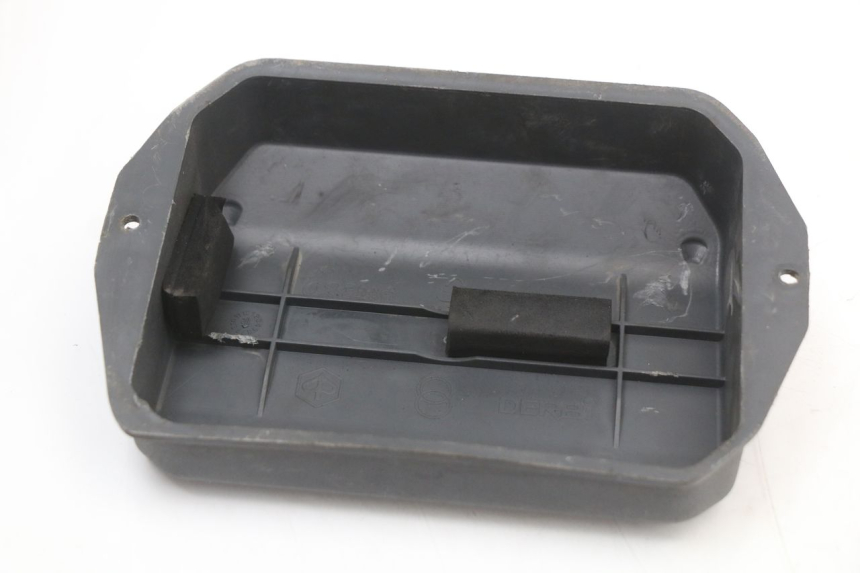 photo de BATTERY COVER PIAGGIO LIBERTY 4T 50 (2018 - 2021) - Zoom on usage condition