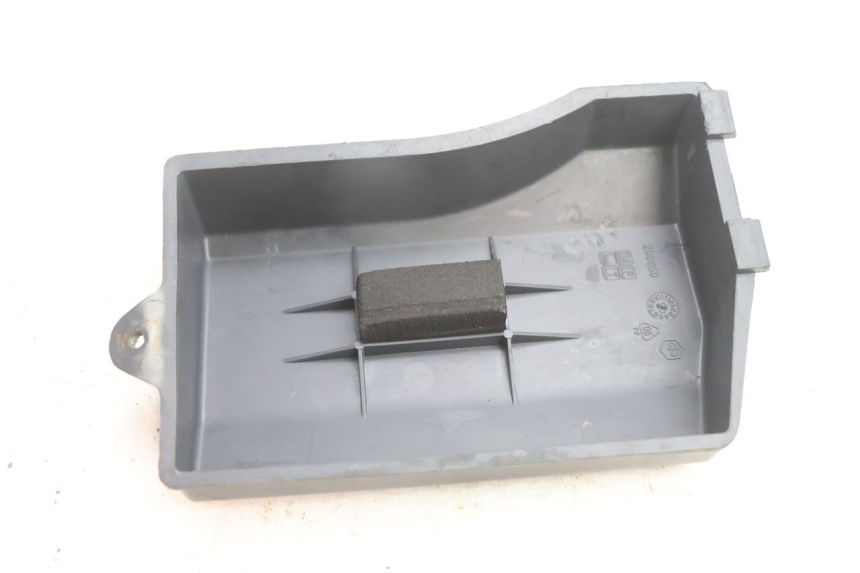 photo de BATTERY COVER PIAGGIO LIBERTY 125 (1998 - 2008) - Alternative perspective