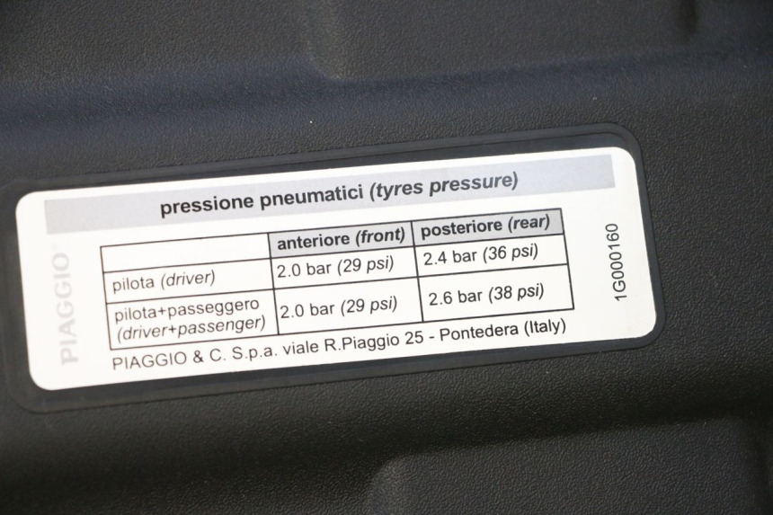 photo de BATTERY COVER PIAGGIO MP3 HPE 530 (2022 - 2026) - Alternative perspective