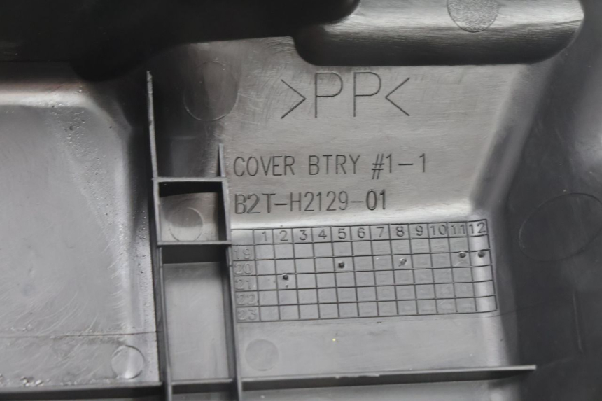 photo de BATTERY COVER YAMAHA N-MAX NMAX 125 (2021 - 2024) - Technical close-up