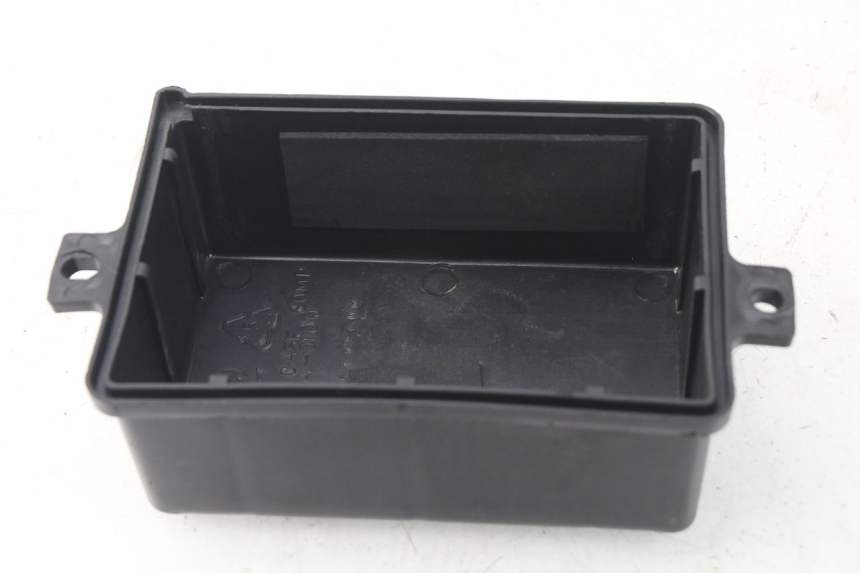 photo de BATTERY COVER SYM ORBIT III 3 4T 50 (2018 - 2021) - Zoom on usage condition