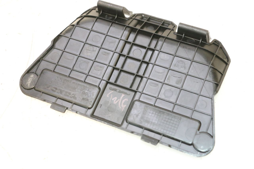 photo de BATTERY COVER HONDA PCX (JF57/JF64) 125 (2014 - 2018) - Zoom on usage condition