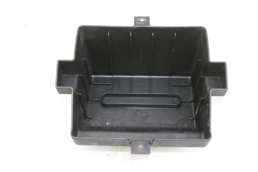 photo de BATTERY COVER DAELIM S1 125 (2007 - 2016) - Component detail