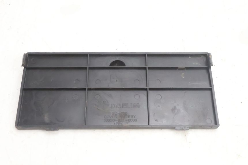 photo de BATTERY COVER DAELIM S2 125 (2006 - 2007) - Component detail