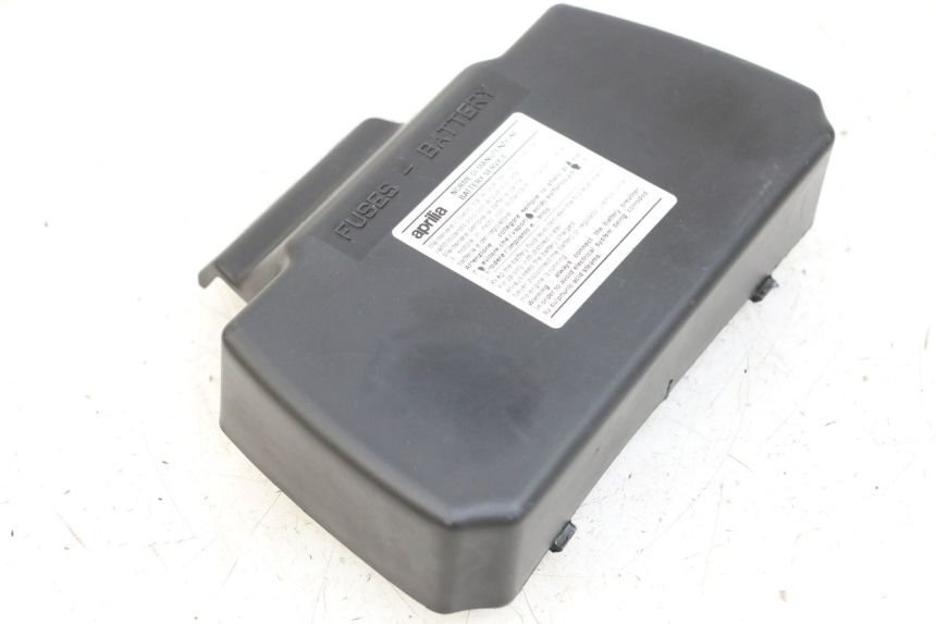 photo de BATTERY COVER APRILIA SCARABEO 100 (2003 - 2012) - Zoom on usage condition