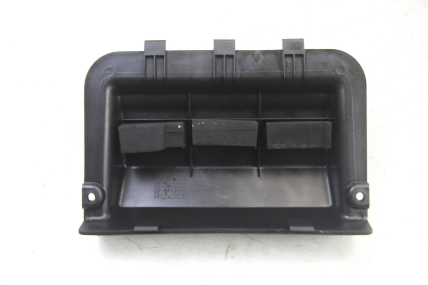 photo de BATTERY COVER APRILIA SR 2T 50 (2018 - 2022) - Zoom on usage condition