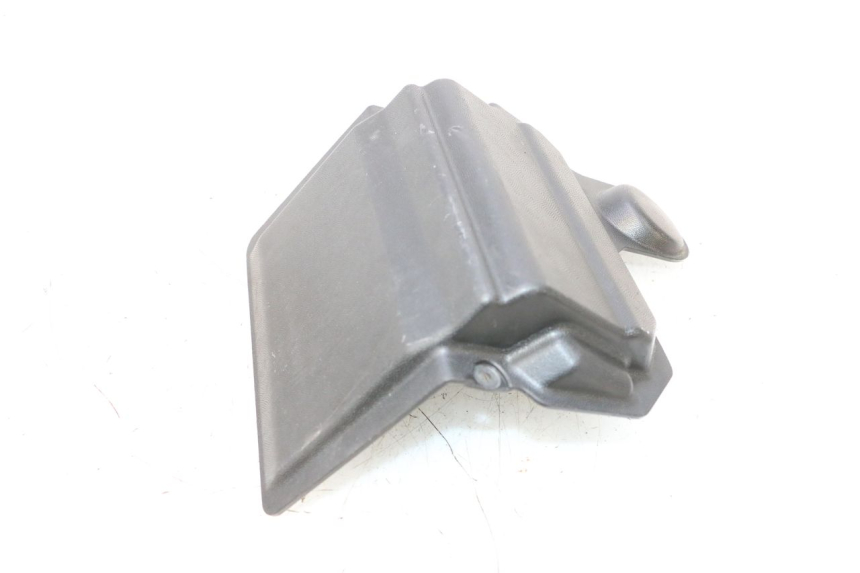 photo de BATTERY COVER APRILIA SR MOTARD 50 (2012 - 2018) - Zoom on usage condition