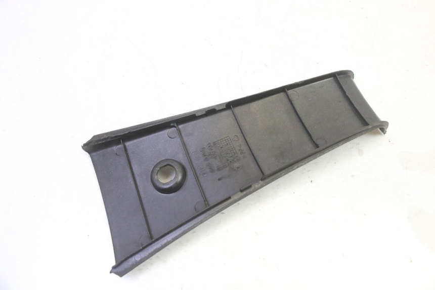 photo de BATTERY COVER APRILIA SR R 2T LC 50 (2018 - 2021) - Zoom on usage condition