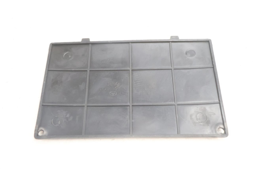 photo de BATTERY COVER RAZZO STEED 125 (2012 - 2018) - Zoom on usage condition