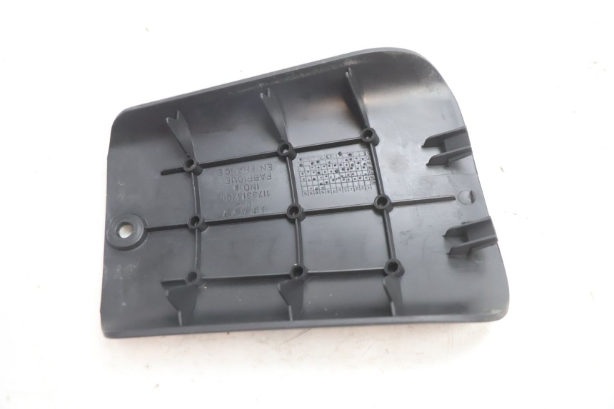 photo de BATTERY COVER PEUGEOT TKR TREKKER FURIOUS 50 (2005 - 2014) - Alternative perspective