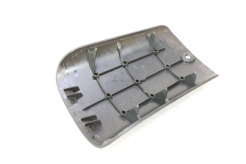 photo de BATTERY COVER PEUGEOT TREKKER TKR 50 (2005 - 2014) - Zoom on usage condition