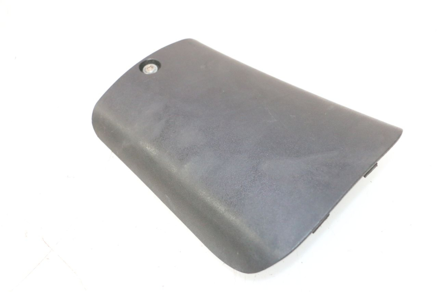 photo de BATTERY COVER PEUGEOT TREKKER 50 (1995 - 2004) - Zoom on usage condition
