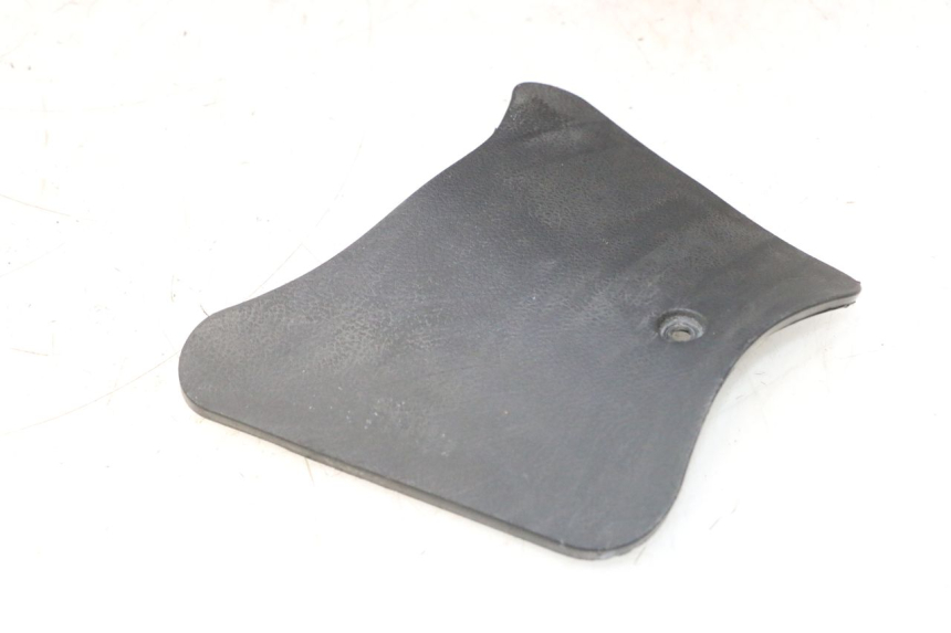 photo de BATTERY COVER YAMAHA YP MAJESTY 125 (2002 - 2006) - Zoom on usage condition