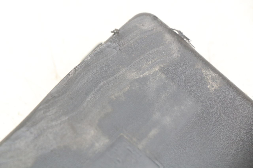 photo de BATTERY COVER PIAGGIO ZIP 2T 50 (2009 - 2019) - Zoom on usage condition