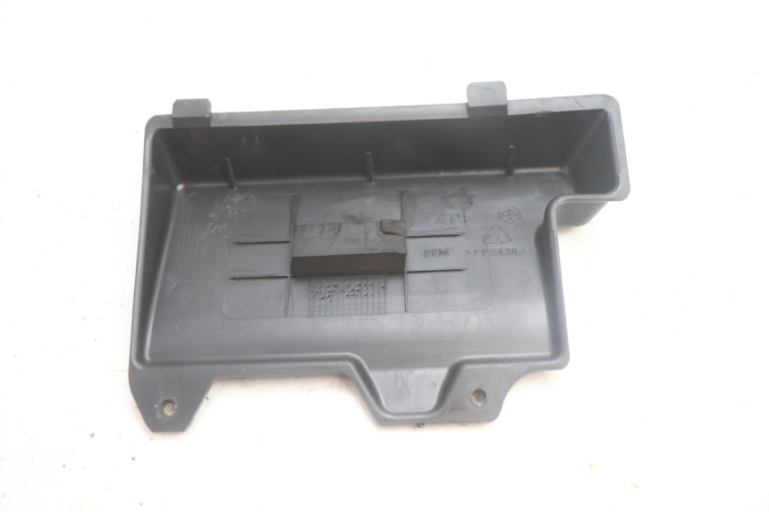 photo de BATTERY COVER PIAGGIO ZIP IGET 4T 50 (2021 - 2023) - Alternative perspective