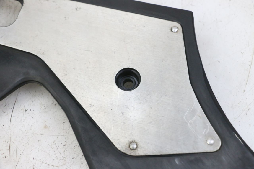 photo de RIGHT SIDE FRAME COVER HONDA CBR F 1000 (1993 - 1996) - Zoom on usage condition