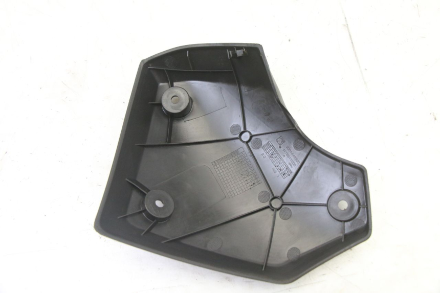 photo de RIGHT SIDE LATERAL FRAME COVER PEUGEOT KISBEE 4T 50 (2018 - 2022) - Zoom on usage condition