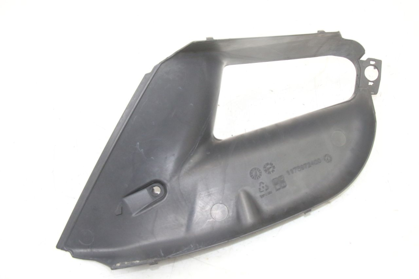 photo de RIGHT SIDE FRAME COVER PEUGEOT SATELIS COMPRESSOR K15 125 (2006 - 2009) - Zoom on usage condition