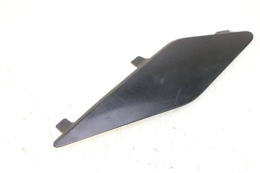 photo de RIGHT SIDE FRAME COVER PEUGEOT SATELIS 125 (2013 - 2018) - Zoom on usage condition