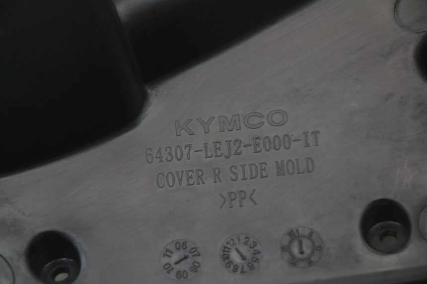 photo de RIGHT SIDE FRAME COVER KYMCO SUPER 8 125 (2008 - 2015) - Technical close-up