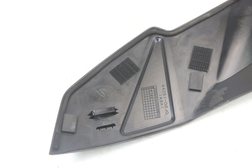 photo de RIGHT SIDE FRAME COVER SUZUKI GSR 750 (2011 - 2017) - Fixing points details