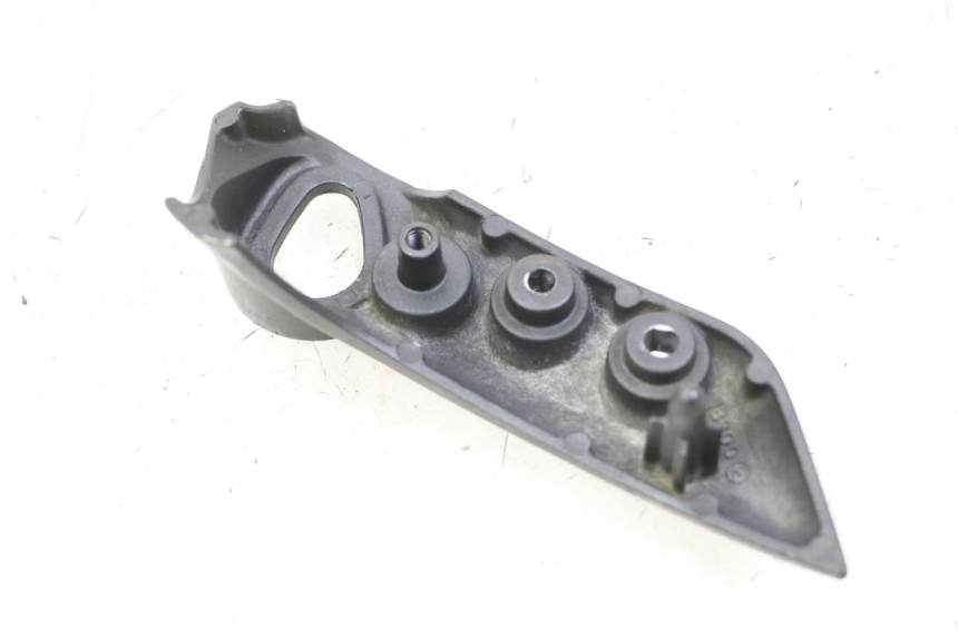 photo de RIGHT SIDE FRAME COVER YAMAHA FZ6 FAZER S2 600 (2007 - 2011) - Zoom on usage condition