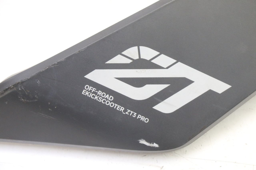 photo de RIGHT SIDE FRAME COVER SEGWAY NINEBOT ZT3 PRO 1 - Zoom on usage condition