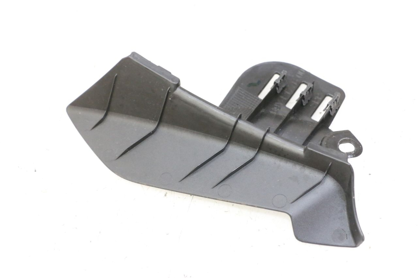 photo de LEFT SIDE FRAME COVER YAMAHA XMAX X-MAX 125 (2021 - 2025) - Zoom on usage condition