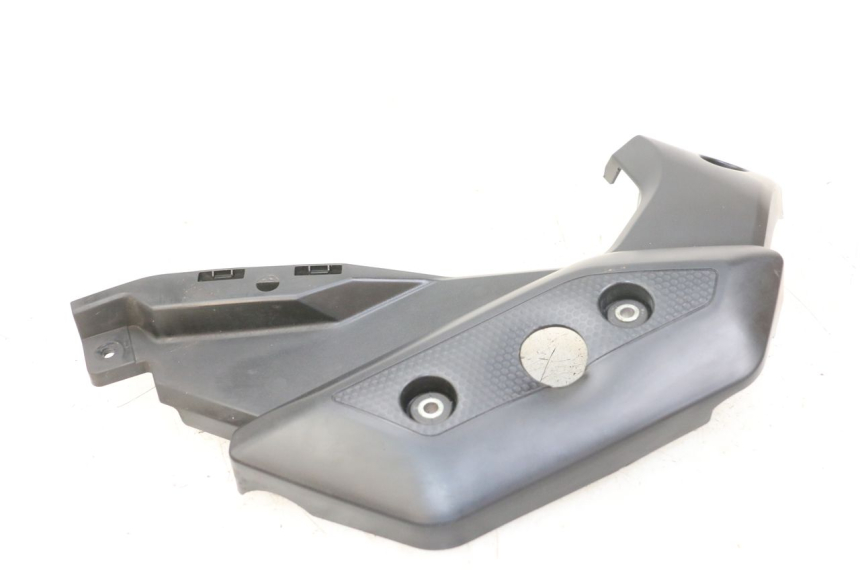 photo de LEFT SIDE FRAME COVER YAMAHA XJ6 ABS 600 (2008 - 2016) - Fixing points details