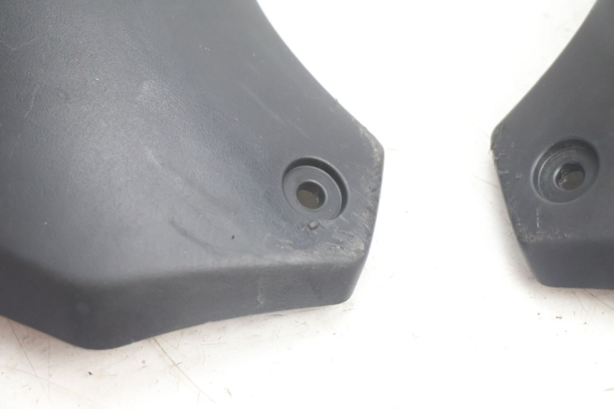 photo de FRAME COVER PEUGEOT STREETZONE NAKED 2T 50 (2014 - 2018) - Zoom on usage condition