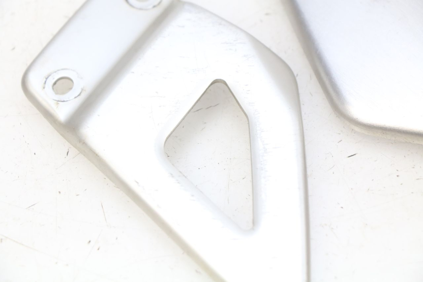 photo de SIDE FRAME COVER SUZUKI SV N 650 (1999 - 2002) - Zoom on usage condition