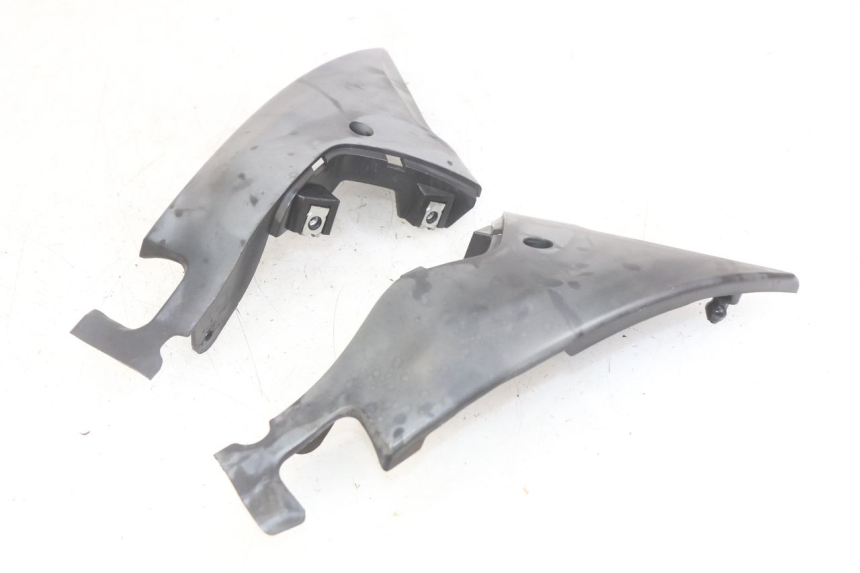 photo de SIDE FRAME COVER DAELIM VJ ROADWIN FI 125 (2008 - 2017) - Zoom on usage condition