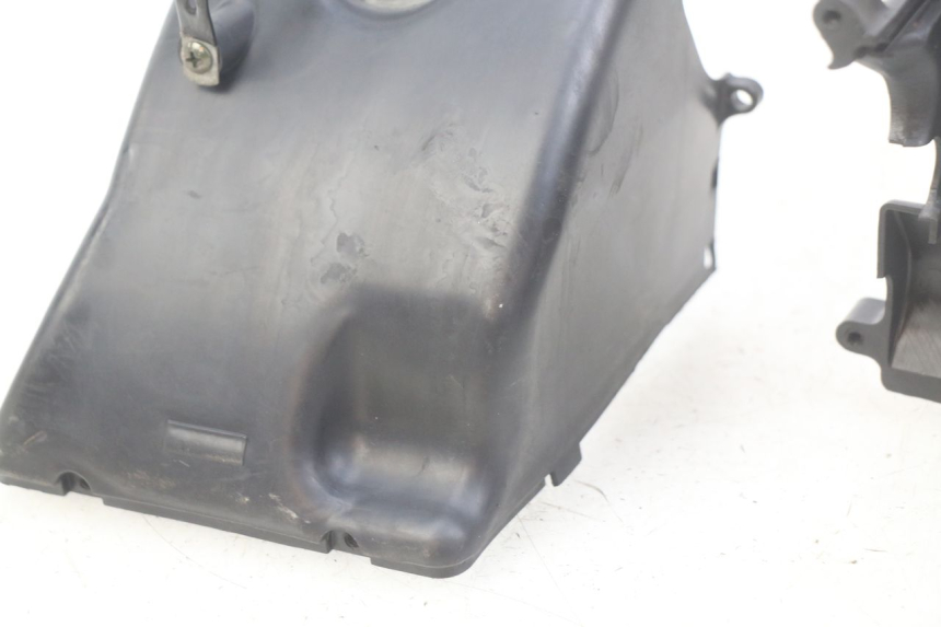 photo de CYLINDER HEAD COVER PEUGEOT TWEET 125 (2010 - 2017) - Fixing points details