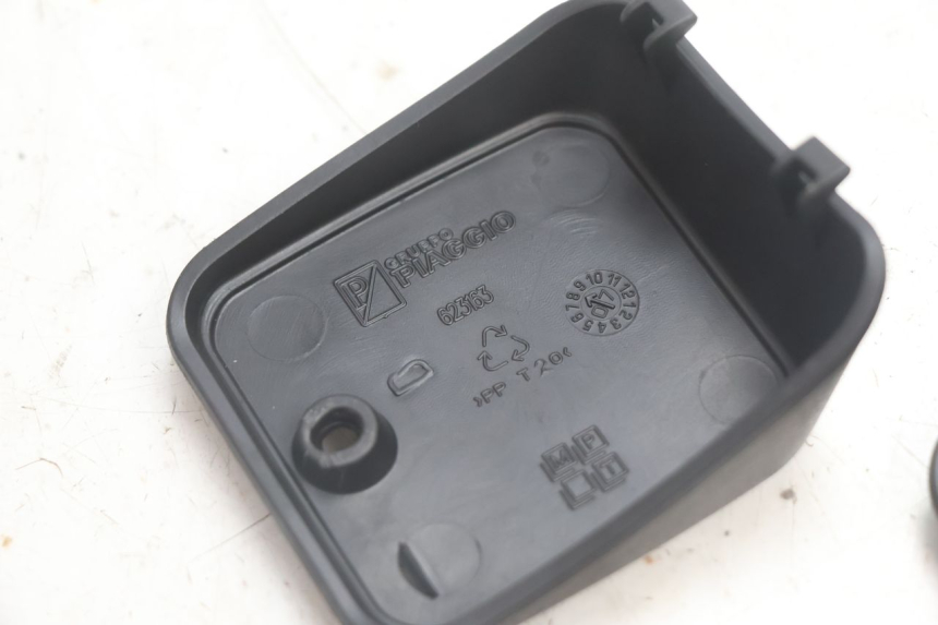 photo de MASTER CYLINDER COVER  PIAGGIO MP3 125 (2006 - 2014) - Alternative perspective