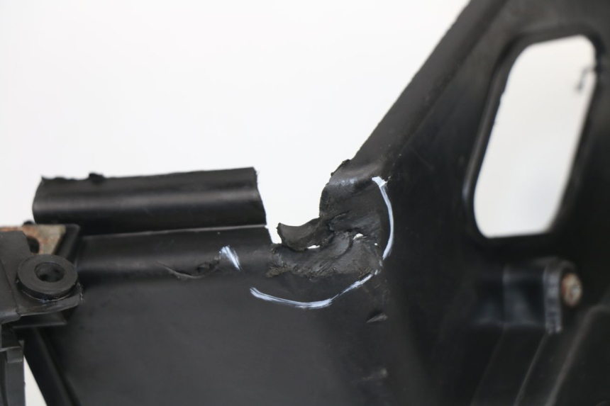 photo de ENGINE COVER ROADSIGN WALLABY 50 (2009 - 2014) - Fixing points details