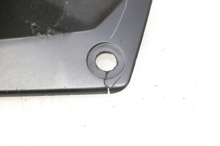 photo de IGNITION SWITCH COVER SUZUKI GSR 600 (2005 - 2012) - Technical close-up