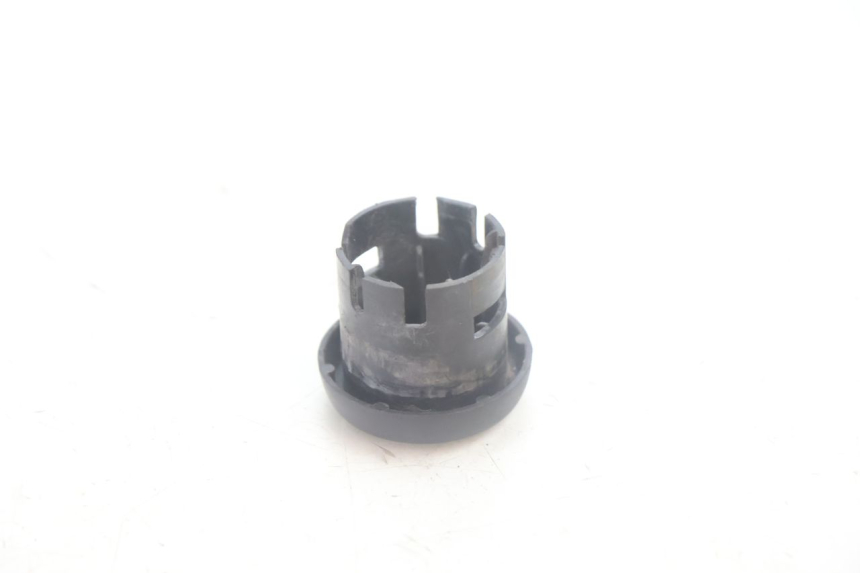 photo de IGNITION SWITCH COVER SYM MIO 50 (2005 - 2010) - Zoom on usage condition