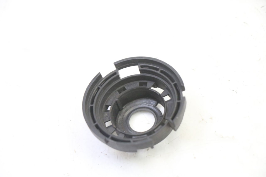 photo de IGNITION SWITCH COVER PEUGEOT SATELIS 250 (2006 - 2012) - Zoom on usage condition