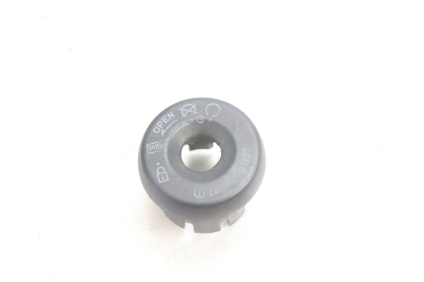 photo de IGNITION SWITCH COVER YAMAHA YP MAJESTY 125 (2002 - 2006) - Component detail