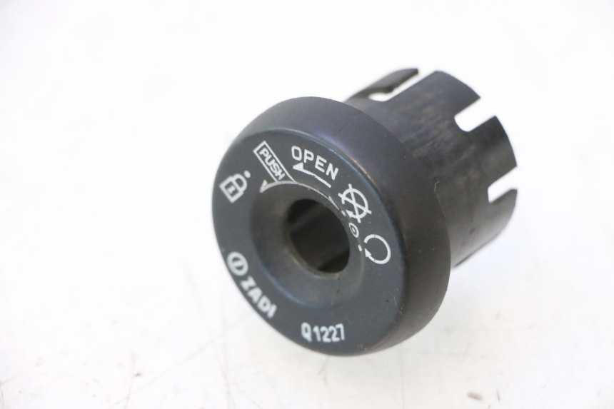 photo de IGNITION SWITCH COVER YAMAHA YP MAJESTY 125 (1998 - 2001) - Zoom on usage condition