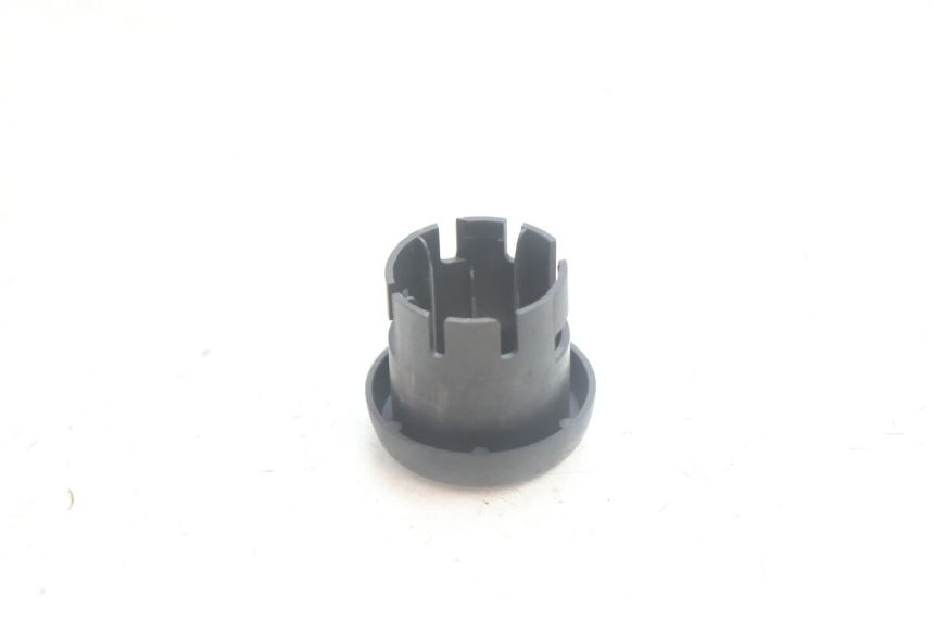photo de IGNITION SWITCH COVER YAMAHA YP MAJESTY 125 (2002 - 2006) - Alternative perspective