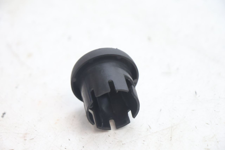 photo de IGNITION SWITCH COVER YAMAHA YP MAJESTY 125 (2002 - 2006) - Alternative perspective
