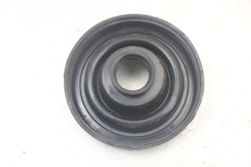 photo de HEADLIGHT DUST COVER MBK FLAME X 125 (2007 - 2016) - Zoom on usage condition