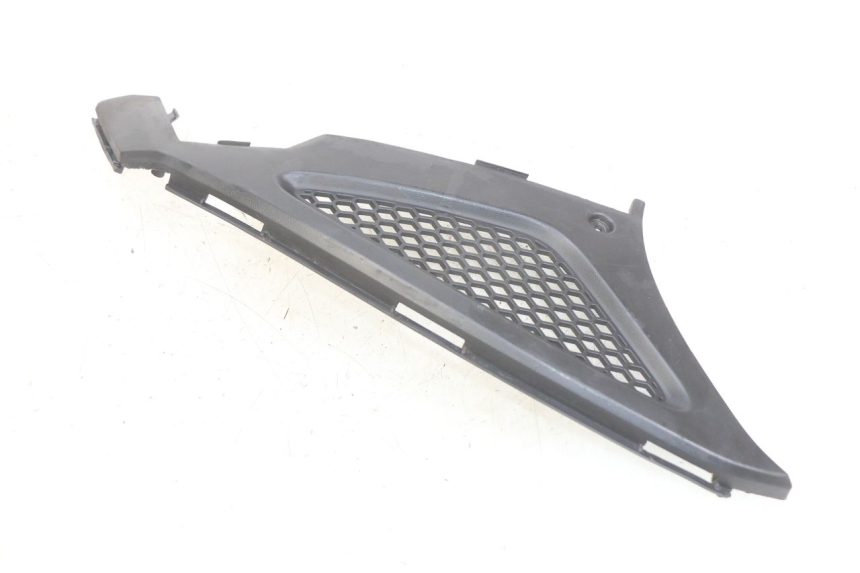 photo de RIGHT SIDE UNDER SEAT COVER KYMCO AGILITY RS 4T 50 (2009 - 2013) - Zoom on usage condition