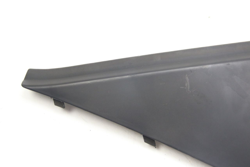 photo de RIGHT SIDE UNDER SEAT COVER APRILIA ATLANTIC 500 (2002 - 2003) - Zoom on usage condition