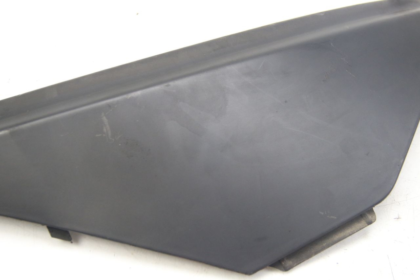 photo de RIGHT SIDE UNDER SEAT COVER APRILIA ATLANTIC 500 (2002 - 2003) - Alternative perspective