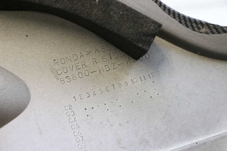 photo de RIGHT UNDERSEAT PANEL HONDA CB F HORNET 600 (2005 - 2006) - Zoom on usage condition
