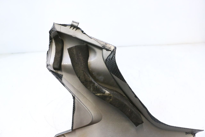photo de RIGHT UNDERSEAT PANEL HONDA CB F HORNET 600 (2005 - 2006) - Alternative perspective