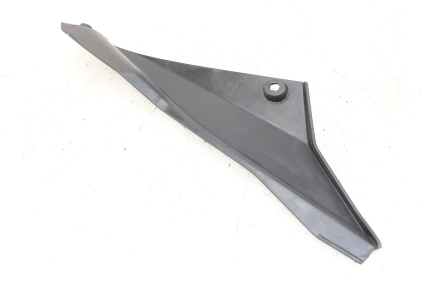 photo de RIGHT UNDERSEAT PANEL DERBI SENDA SM DRD X-TREME 50 (2011 - 2017) - Alternative perspective